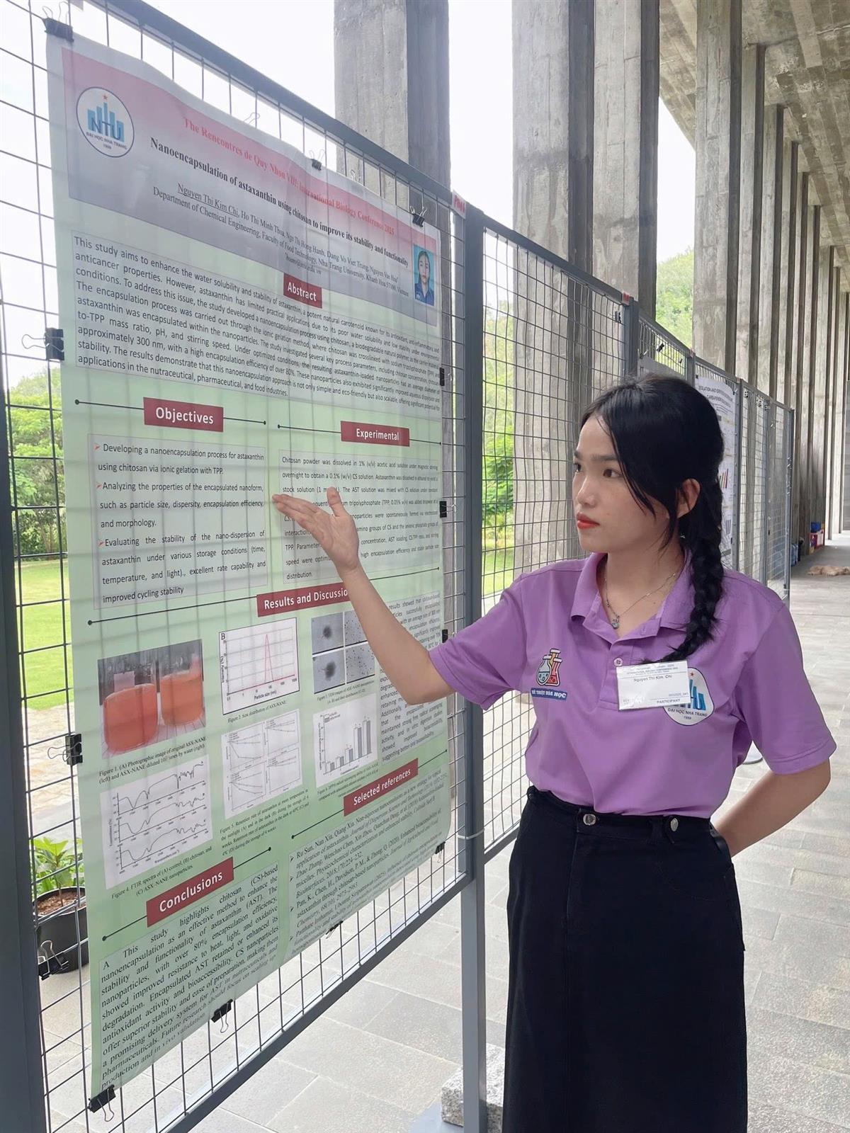 Hình 3. SV Nguyễn Thị Kim Chi, lớp 64.CNHH, tấm gương sáng đam mê NCKH, SV đã thực hiện 2 đề tài từ khi là SV năm thứ 2. 